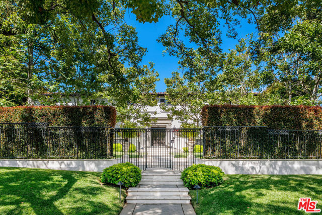 722 N Maple Drive, Beverly Hills CA: https://media.crmls.org/mediaz/91e57e50-3348-4f74-9e26-b5ff5a7ec955.jpg