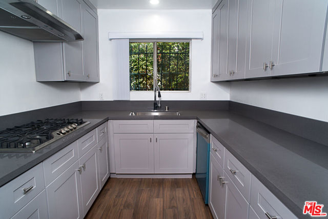 416 N Oakhurst Drive, Beverly Hills CA: https://media.crmls.org/mediaz/91e72746-fd84-47d8-97fd-644f6bdd1de0.jpg