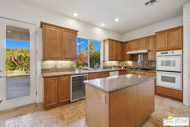 2 Varsity Circle, Rancho Mirage CA: https://media.crmls.org/mediaz/91e78f9e-76b6-4fea-84d9-84453e949094.jpg