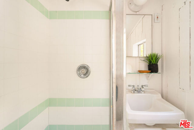522 Altair Place, Venice CA: https://media.crmls.org/mediaz/91e85391-2684-49af-b4bc-a2516eb76f61.jpg