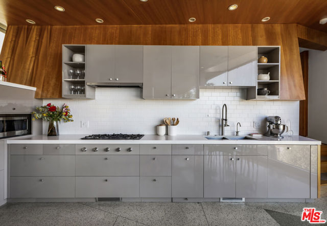3813 Ronda Vista Place, Los Angeles CA: https://media.crmls.org/mediaz/91e9519a-9c09-418b-991a-d7ba4ad636e3.jpg