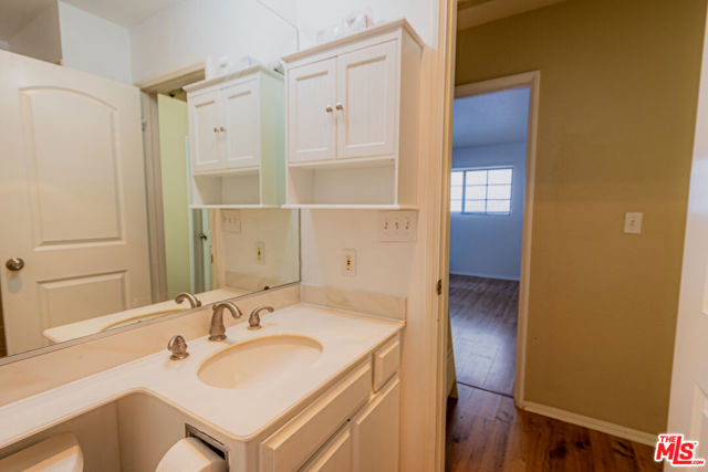 645 Magnolia Boulevard, Burbank CA: https://media.crmls.org/mediaz/91e96c2e-610a-4ea3-a732-6fda358075e3.jpg