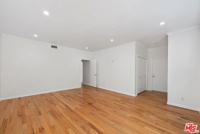 517 N Elm Drive, Beverly Hills CA: https://media.crmls.org/mediaz/91e9967e-c126-4cb7-b66e-fb8cc9c98f86.jpg