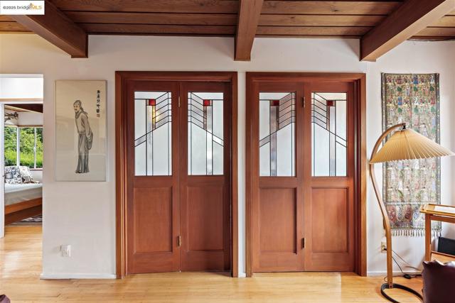 199 Fairlawn Dr, Berkeley CA: https://media.crmls.org/mediaz/91ea6401-1388-4b86-a5ff-705bcd9d05af.jpg