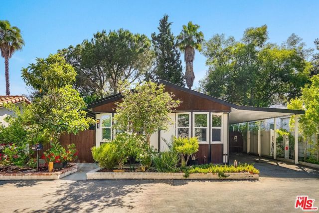 1165 Cherokee, Topanga CA: https://media.crmls.org/mediaz/91eb98cf-a700-48ca-b8ae-334cc17b739a.jpg