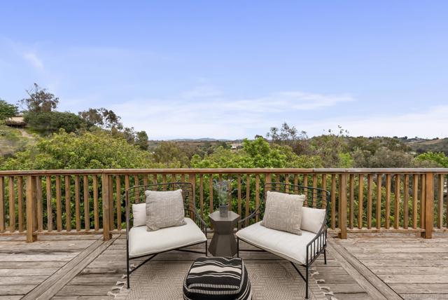 310 Bluff Wy, Oceanside CA: https://media.crmls.org/mediaz/91eba5e0-bbec-4b60-ad77-244746fe0e01.jpg