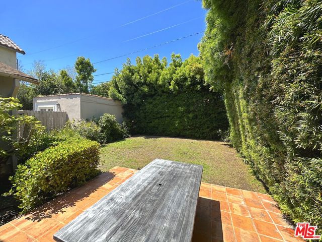 9019 Rosewood Avenue, West Hollywood CA: https://media.crmls.org/mediaz/91ebe42d-04c3-4e0c-9fc9-688058665827.jpg