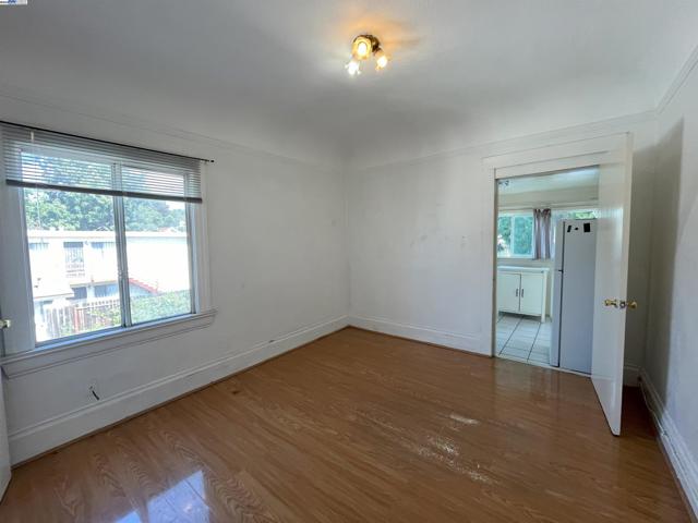 2324 9Th Ave, Oakland CA: https://media.crmls.org/mediaz/91ebf758-7fa8-4bf3-9392-cea0514a3a2d.jpg