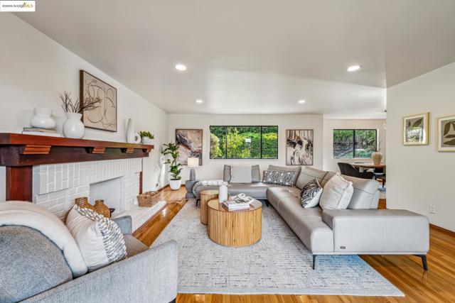 13185 Clairepointe Way, Oakland CA: https://media.crmls.org/mediaz/91ecceec-d151-4e59-9d28-dc417d8943d0.jpg