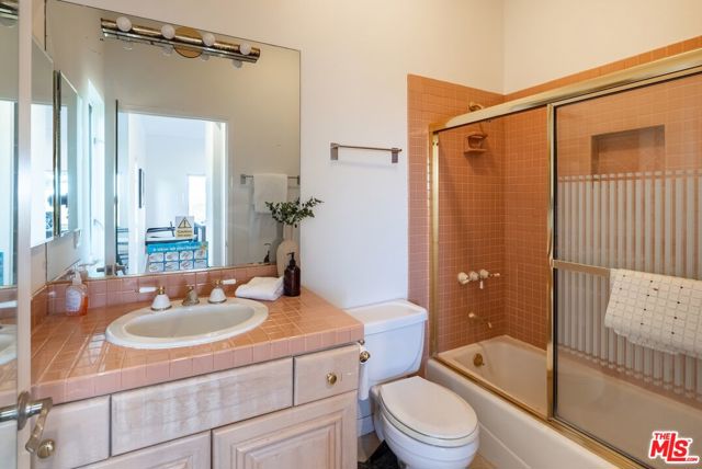 21965 Saddle Peak Road, Topanga CA: https://media.crmls.org/mediaz/91eda7b3-4208-48c4-b5aa-5546e3bfc1c9.jpg