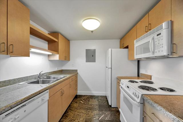 425 W Beech Street, San Diego CA: https://media.crmls.org/mediaz/91edce9d-84a6-4f5e-af44-4f8c56d40a42.jpg