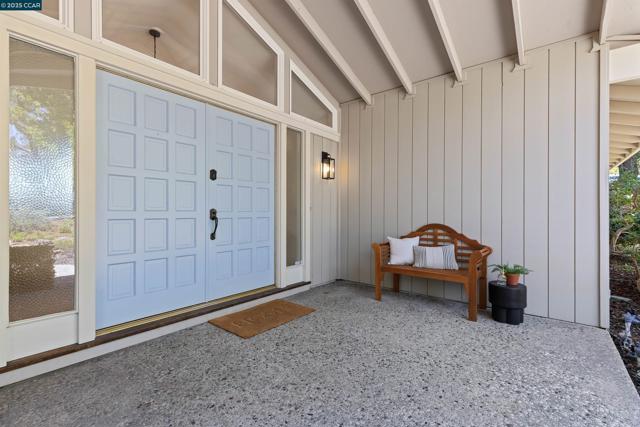 11 Breck Ct, Moraga CA: https://media.crmls.org/mediaz/91ee5878-326a-43c9-9466-1e85fe147f33.jpg