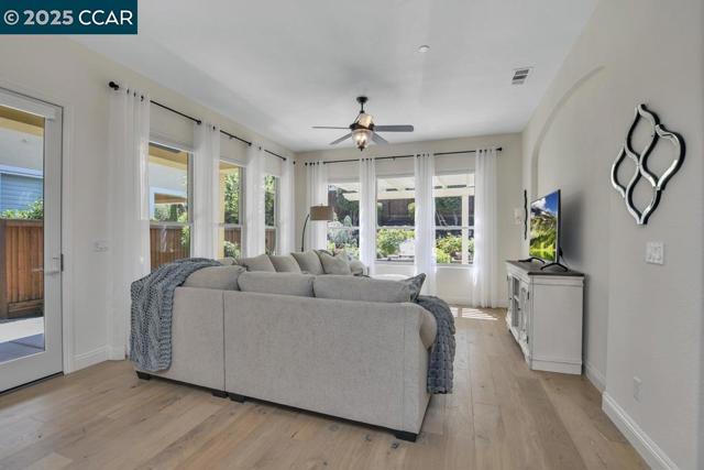 1746 Veneto Ln, Brentwood CA: https://media.crmls.org/mediaz/91ee5d5f-9f56-4694-beae-4fab77f42a31.jpg