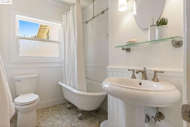 769 Santa Ray Ave, Oakland CA: https://media.crmls.org/mediaz/91ef3854-6818-4c97-9e25-078c5a0e7b53.jpg