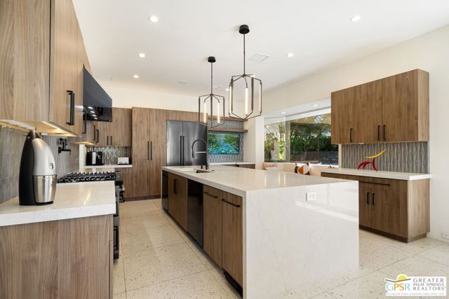 30 Mayfair Drive, Rancho Mirage CA: https://media.crmls.org/mediaz/91efd665-72f9-4ed9-bd9b-f967cb790b45.jpg