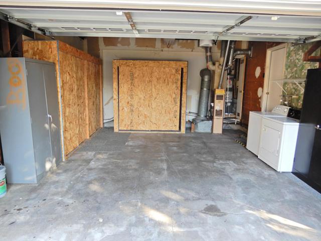 2060 Pulgas Avenue, East Palo Alto CA: https://media.crmls.org/mediaz/91f024a9-fc66-4643-9414-e51f9c5a8e72.jpg