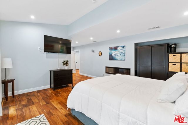 436 Levering Avenue, Los Angeles CA: https://media.crmls.org/mediaz/91f08839-20b1-45a0-8f40-b0ef039d3985.jpg