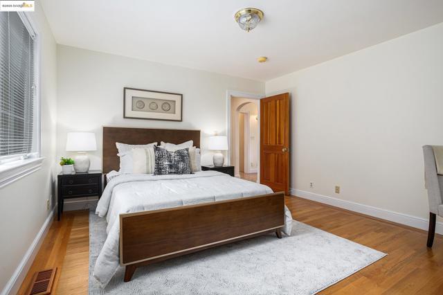 1415 Vancouver Ave, Burlingame CA: https://media.crmls.org/mediaz/91f11227-a87f-4abf-a0c9-bdc7e9784d88.jpg