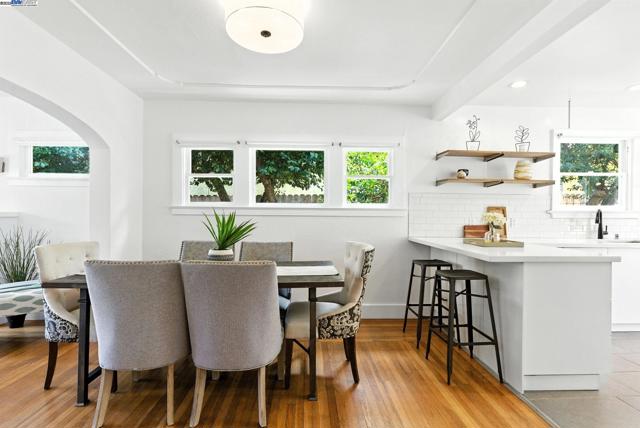 3936 Midvale Ave, Oakland CA: https://media.crmls.org/mediaz/91f35fe7-e3d4-4878-a7b1-b25be94064e2.jpg