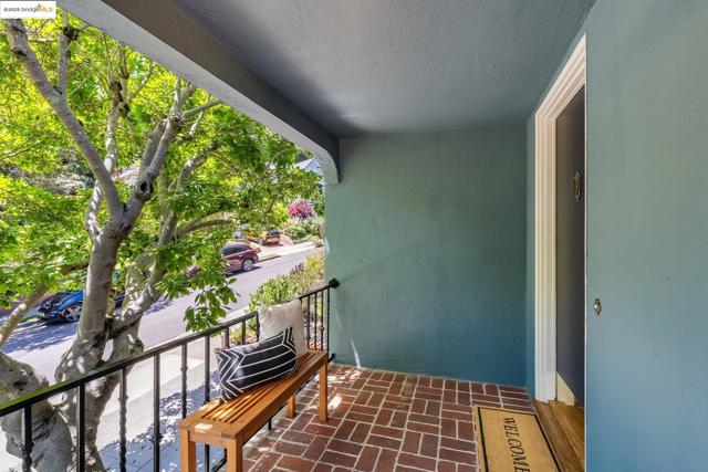 2 Humphrey Place, Oakland CA: https://media.crmls.org/mediaz/91f4aec7-c7db-4fd3-adf0-4e7d1d23984c.jpg