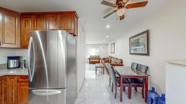 166 N 1St, El Cajon CA: https://media.crmls.org/mediaz/91f50dbc-f512-4f2c-a096-65fbce143549.jpg