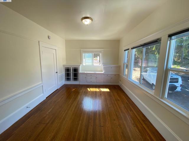 2004 Park Blvd, Oakland CA: https://media.crmls.org/mediaz/91f5593f-27e9-4d77-9125-4447cebcae4b.jpg