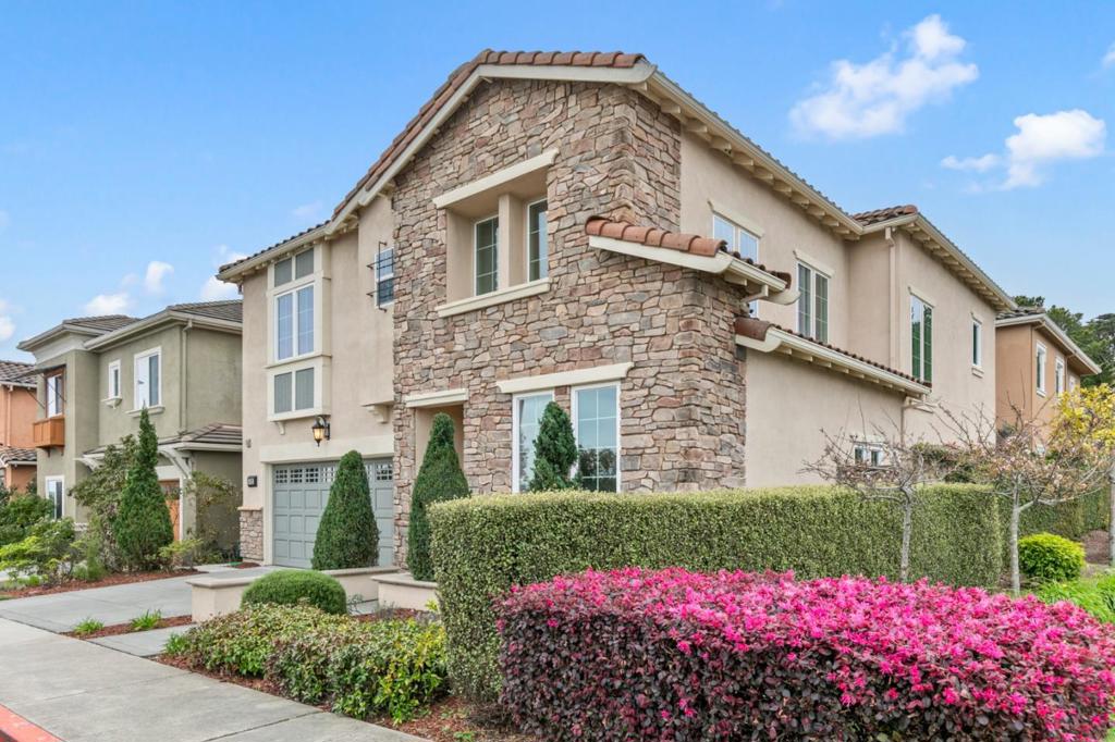 832 Skycrest Drive