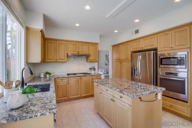 11841 Treewind Ct, San Diego CA: https://media.crmls.org/mediaz/91f7a88a-ad80-4b6f-9027-904a944d6363.jpg