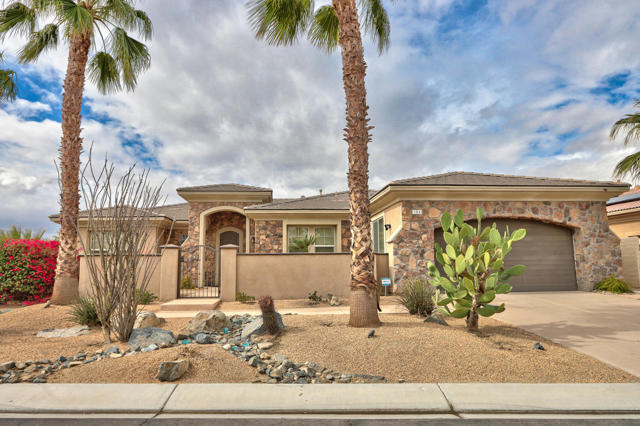 153 Merano Way, Palm Desert CA: https://media.crmls.org/mediaz/91f7f98d-19b6-4ab8-863b-9ddbbb464fea.jpg