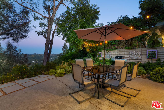 2870 Angelo Drive, Los Angeles CA: https://media.crmls.org/mediaz/91f85aa5-6714-4fc0-b53f-0e0849ed05ff.jpg