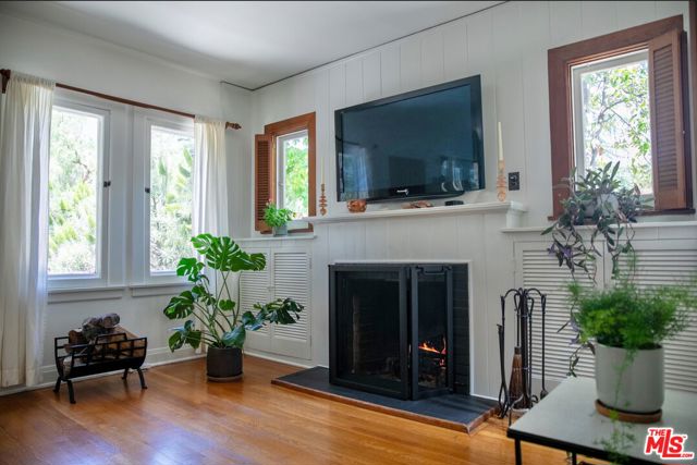 898 N Chester Avenue, Pasadena CA: https://media.crmls.org/mediaz/91f8b023-b95c-45eb-9eb9-cc0de7159af5.jpg