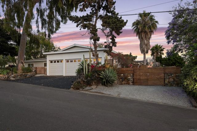 835 Cathy Lane, Cardiff by the Sea CA: https://media.crmls.org/mediaz/91f8fbb9-e27d-43c6-b5b3-1accaace64ef.jpg