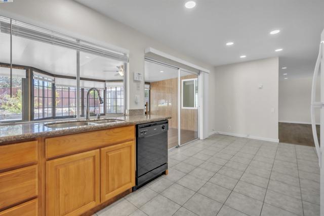 33025 Calistoga St, Union City CA: https://media.crmls.org/mediaz/91f90e53-ef21-4cb7-bcfb-752053cfc56f.jpg