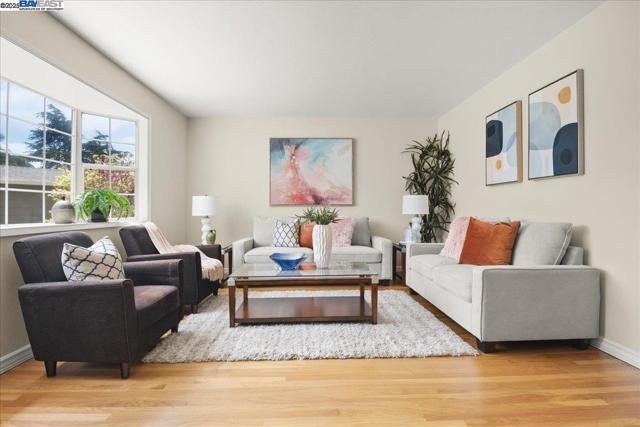 7551 Buckeye Pl, Newark CA: https://media.crmls.org/mediaz/91f91b42-2db9-4120-8480-e56e2182ff83.jpg