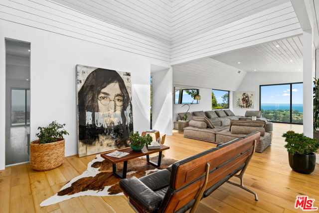 23812 Malibu Crest Drive, Malibu CA: https://media.crmls.org/mediaz/91f92469-27bf-4894-aead-2c2fdfd4344e.jpg