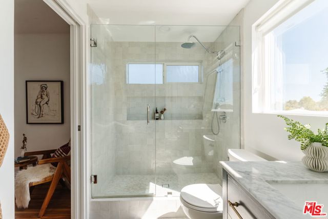 5421 Stratford Road, Los Angeles CA: https://media.crmls.org/mediaz/91f92a65-2e63-424e-9d71-b14c6789a823.jpg