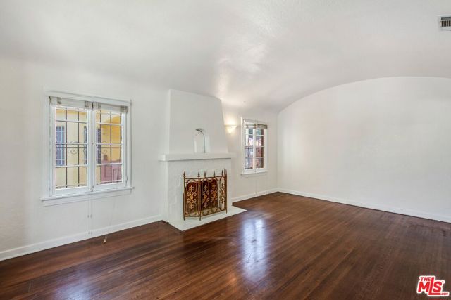 1558 Ellsmere Avenue, Los Angeles CA: https://media.crmls.org/mediaz/91f9512f-6671-4bf0-b13f-513e1626df9e.jpg