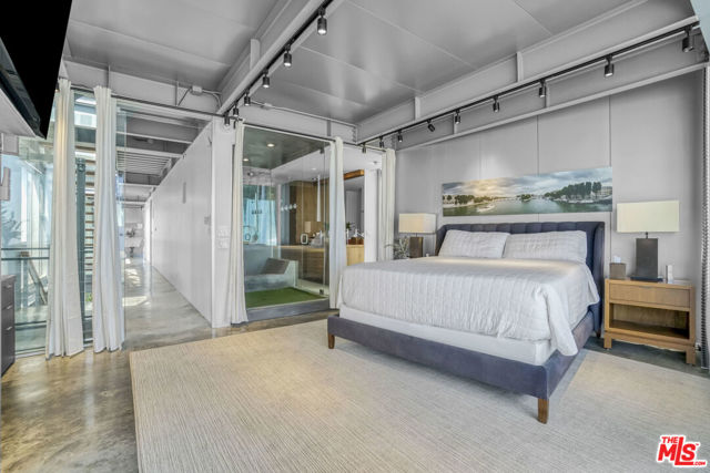2911 Ocean Front Walk, Venice CA: https://media.crmls.org/mediaz/91f995fd-a73d-4484-a8ca-ea7f63476e7a.jpg