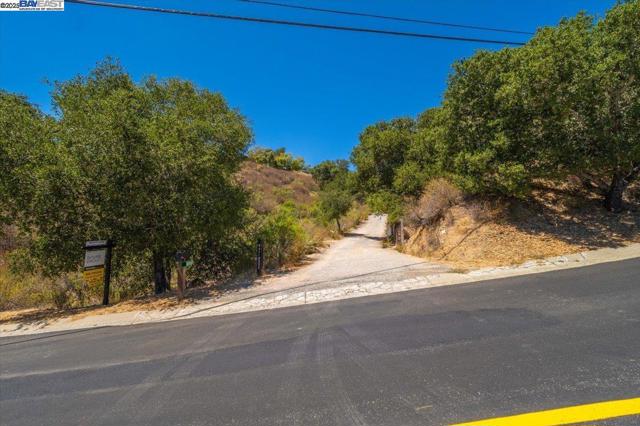 15335 Via Los Tulares, Carmel Valley CA: https://media.crmls.org/mediaz/91f9b5f9-f003-43a1-8cc5-784e6247efe3.jpg