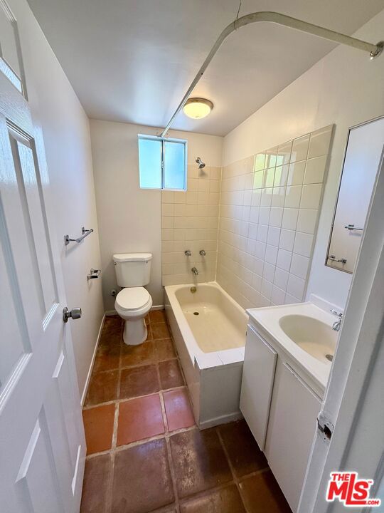 5379 Yolanda Avenue, Tarzana CA: https://media.crmls.org/mediaz/91fa2b63-3039-4c3b-9613-d3f296c6e667.jpg