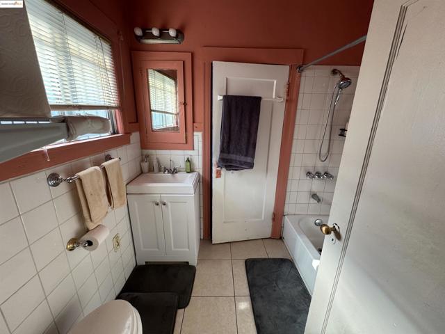 1953 102nd Ave, Oakland CA: https://media.crmls.org/mediaz/91fa62f6-7369-4442-9ad0-a37a71662d0b.jpg