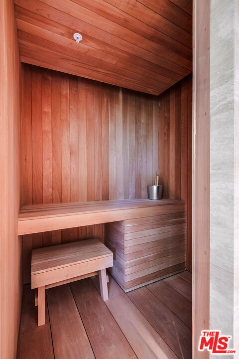 9016 Thrasher Avenue, Los Angeles CA: https://media.crmls.org/mediaz/91faad50-0071-4975-8763-612ea19e7645.jpg