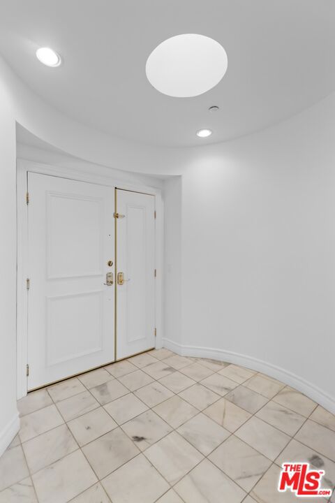 121 N Almont Drive, Beverly Hills CA: https://media.crmls.org/mediaz/91fc56be-f39c-4baa-bbd2-a83f4a602ed8.jpg
