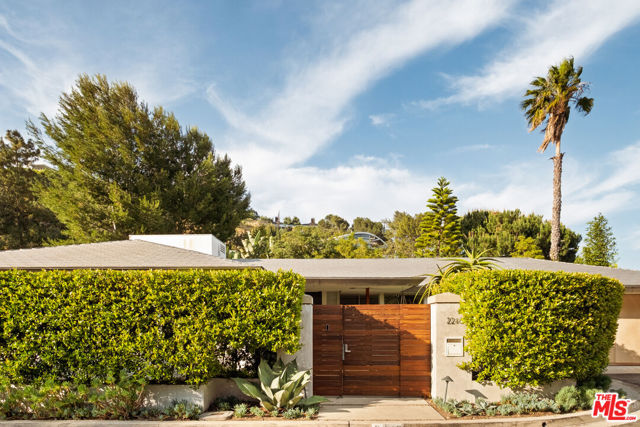 2246 Chelan Place, Los Angeles CA: https://media.crmls.org/mediaz/91fca4c4-46c0-48e1-a58f-c52fad58d792.jpg