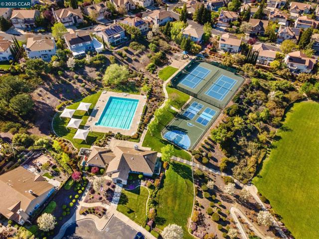 1039 Rolling Woods Way, Concord CA: https://media.crmls.org/mediaz/91fd2578-231a-46e5-84f7-3765f119f7e4.jpg