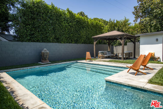 4947 Varna Avenue, Sherman Oaks CA: https://media.crmls.org/mediaz/91fd3253-ebb8-4bd9-922f-8c49bea5790d.jpg