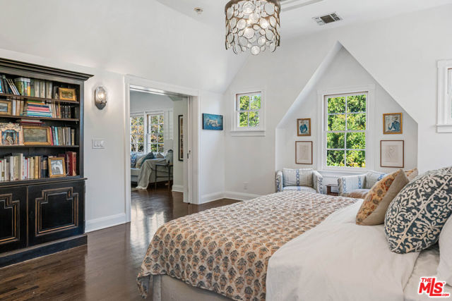 233 S Saltair Avenue, Los Angeles CA: https://media.crmls.org/mediaz/91fd7344-b8c2-4580-b931-e9ee840c05ff.jpg