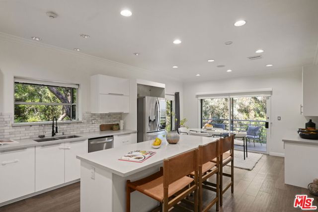 3275 N Knoll Drive, Los Angeles CA: https://media.crmls.org/mediaz/91fe6c16-bce1-488b-a608-c6a66bb6e655.jpg