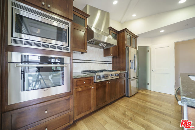 642 Hermosa Avenue, Hermosa Beach CA: https://media.crmls.org/mediaz/91ff1274-08d3-45a8-be48-9913c51d3a3e.jpg