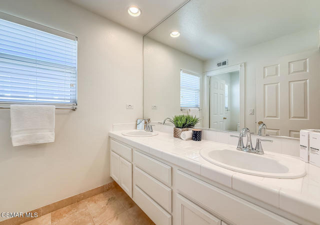 3030 Hollycrest Avenue, Thousand Oaks CA: https://media.crmls.org/mediaz/91ff5b7f-a0ff-4f73-b13e-de996ab7ff4b.jpg